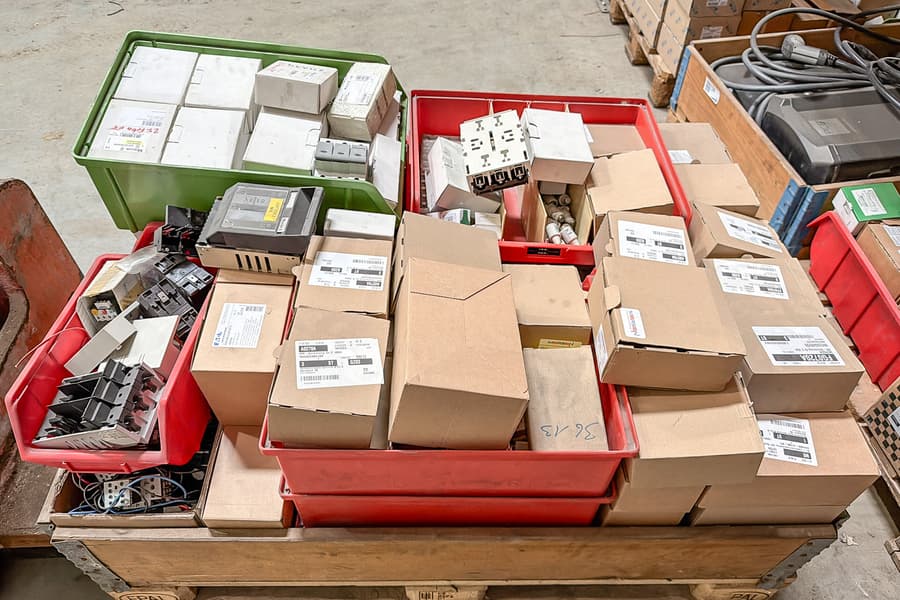 Palette mit Elektroinstallationsmaterial